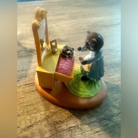 Hallmark 1988 Tender Touches “A Baby Brings New Love to Your Heart” Figurine - Picture 1 of 7